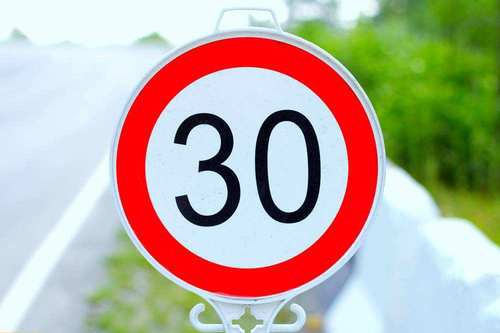 光明时评：高速任性限速，该受强力约束