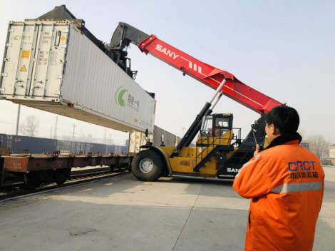 2019年首趟冷藏集装箱班列满载春运生鲜年货抵京