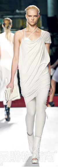 不对称设计连衣裙 大胆出位拉长美腿比例(1)_时