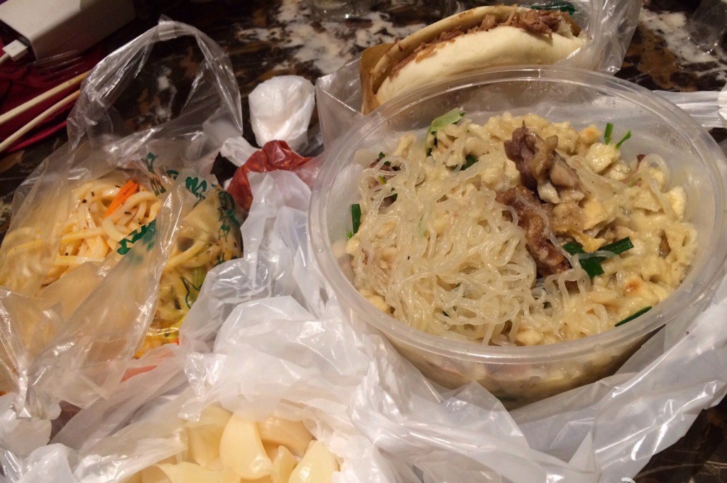 苍井空大口享受西安美食 网友吐槽:不忍直视图