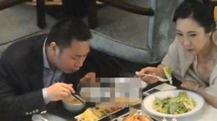 赵薇老公和王思聪妈妈一起吃饭 小四月调皮可