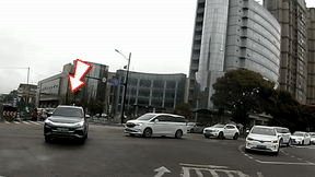男子用尽最后一丝力气冲向交警，下一秒......