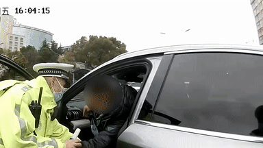 男子用尽最后一丝力气冲向交警，下一秒......