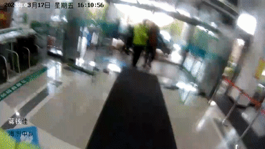 男子用尽最后一丝力气冲向交警，下一秒......
