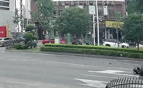 摩托车司机被卷车底，21人36秒抬车救人！