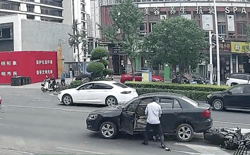 摩托车司机被卷车底，21人36秒抬车救人！