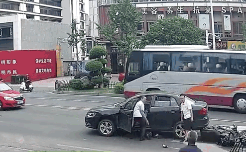 摩托车司机被卷车底，21人36秒抬车救人！