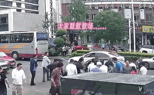 摩托车司机被卷车底，21人36秒抬车救人！