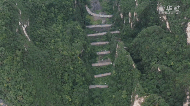 中国故事｜挂在峭壁上的公路