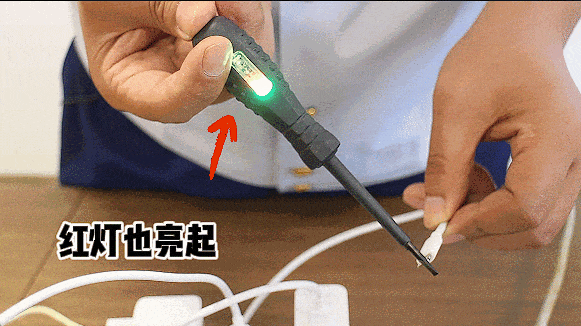 未拔充电器,客厅被烧光!这个习惯很危险