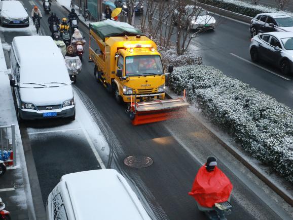 风雪守护者丨环雅丽都“闻雪而动”，人机齐上阵，守护初雪出行路