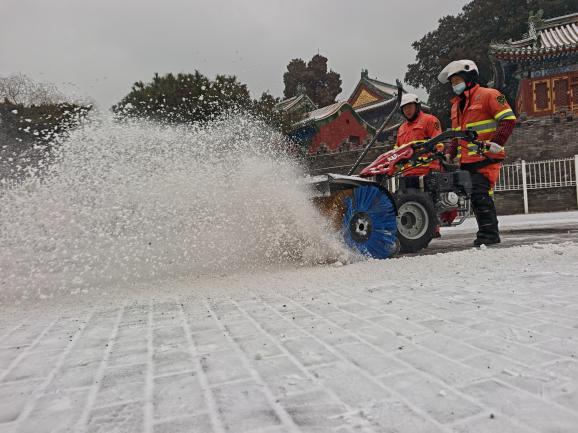 风雪守护者丨环雅丽都“闻雪而动”，人机齐上阵，守护初雪出行路