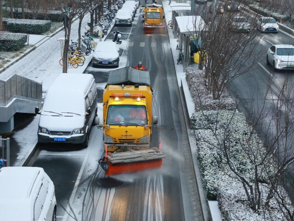 风雪守护者丨环雅丽都“闻雪而动”，人机齐上阵，守护初雪出行路