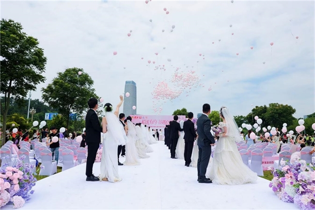 情定梅溪岭 良缘聚光谷 ——“拾光有约・谷遇良缘”集体婚礼圆满举办