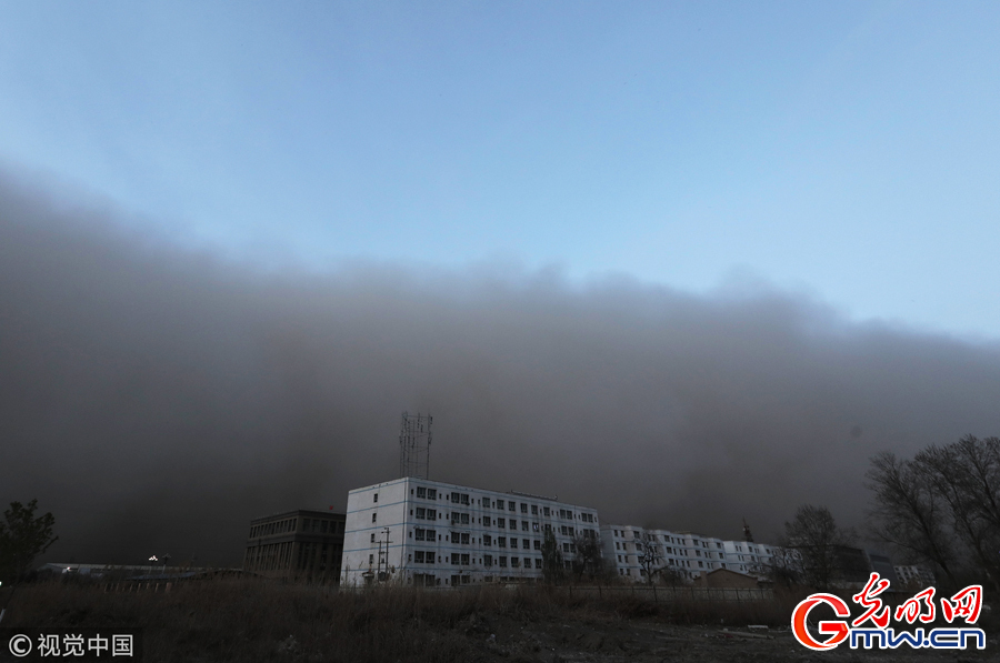新疆阿拉尔市强沙尘暴来袭 城市瞬间被“入夜”