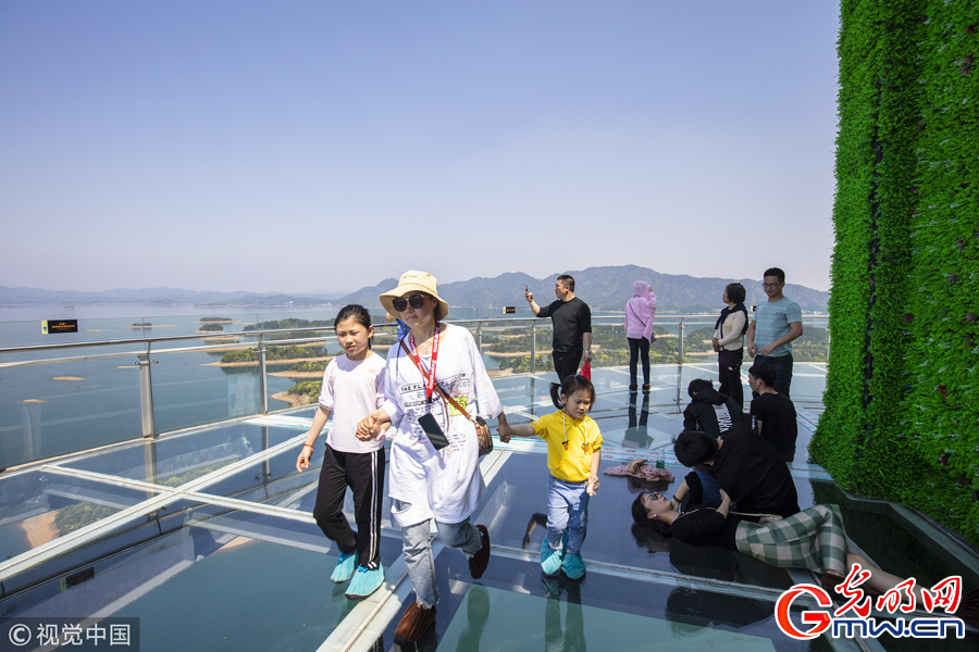 江西九江99米“高空咖啡屋”开放 游客体验“全透明”观景