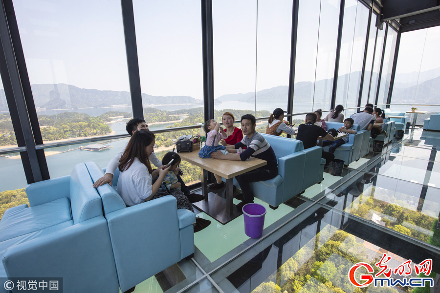 江西九江99米“高空咖啡屋”开放 游客体验“全透明”观景