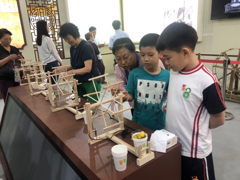 中国桑蚕丝绸文化展在农展馆开幕