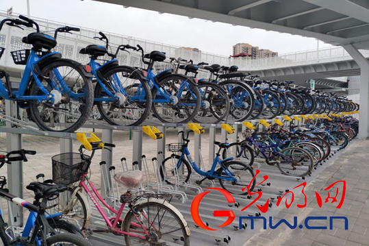 北京首条自行车专用道迎客一周 市民尝鲜现场提建议