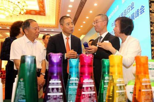 “中国洗涤用品行业洗涤剂浓缩化绿色发展峰会”在京举行