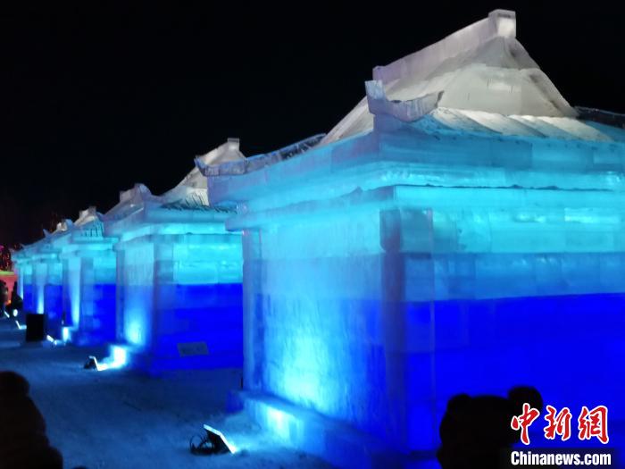 沈阳最大冰雕冰灯区开园 首次以冰雪雕再现城市史
