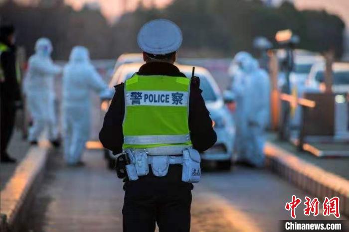 上海警方：“铜墙铁壁”控疫情 想方设法保畅通