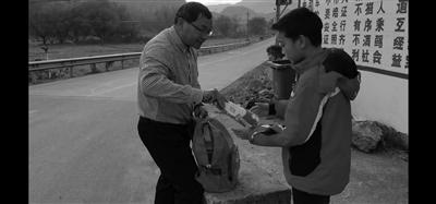 58岁乡村教师凌晨5点多出门 暴走30公里给学生收发作业