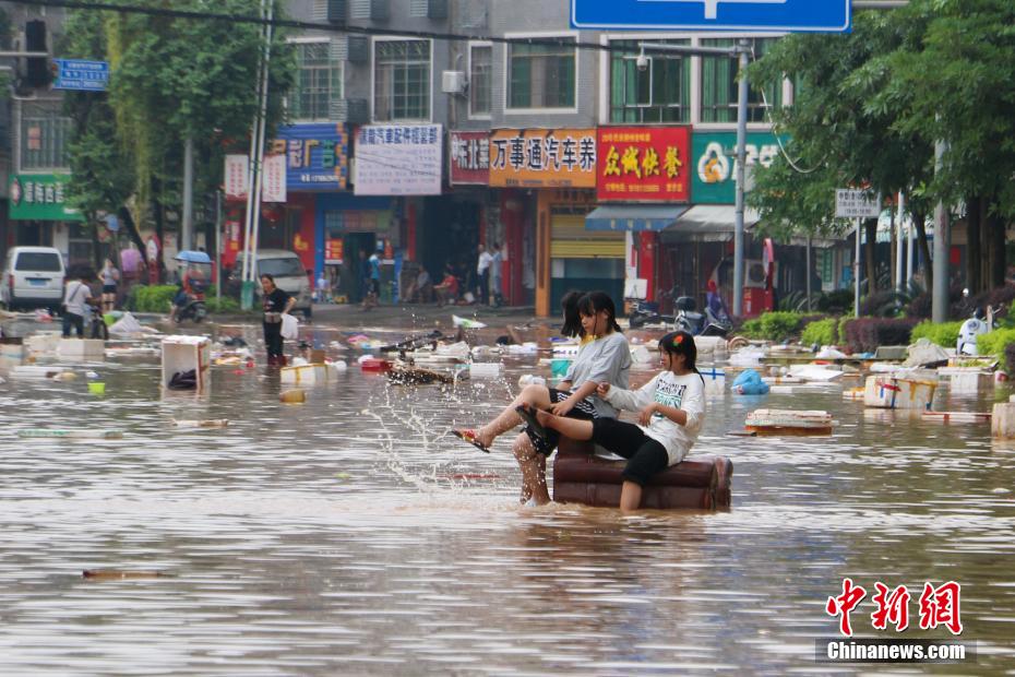 广西洛清江超警戒水位5米 市民在内涝中淡定出行