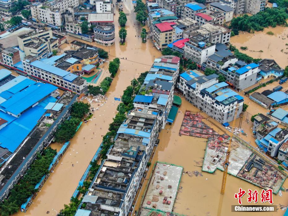 广西洛清江超警戒水位5米 市民在内涝中淡定出行