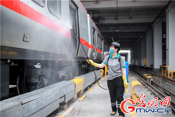 北京地铁强化列车清洁消毒 高峰时段车厢温度设定25℃