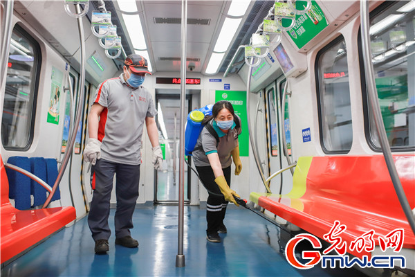 北京地铁强化列车清洁消毒 高峰时段车厢温度设定25℃