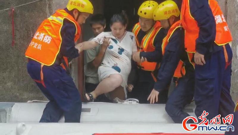 湖北赤壁：暴雨导致小区被淹 消防营救788名群众