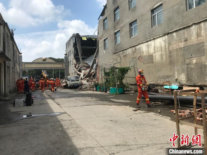 哈尔滨市一金属交易市场内四层建筑发生坍塌 救援正在进行中