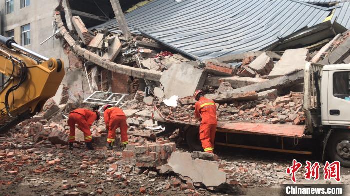 哈尔滨市一金属交易市场内四层建筑发生坍塌 救援正在进行中