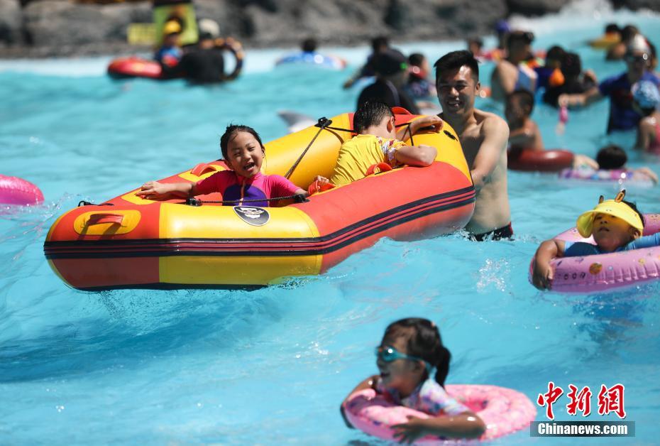北京：民众戏水消暑 乐享暑期时光