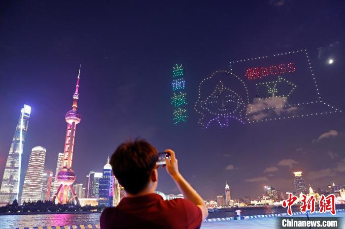 上海警方开展无人机反诈公益宣传活动