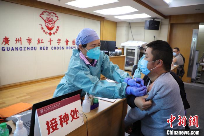 广州医院为出租车司机接种新冠疫苗
