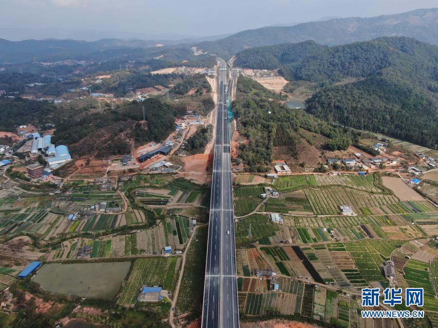 云南西双版纳实现县县通高速公路