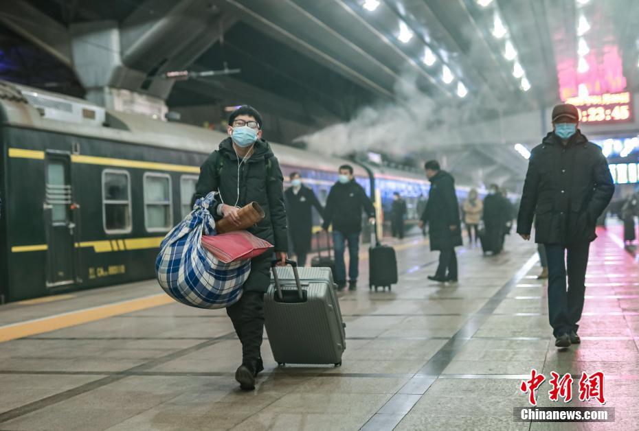 2021春运开启 北京站发出首班列车