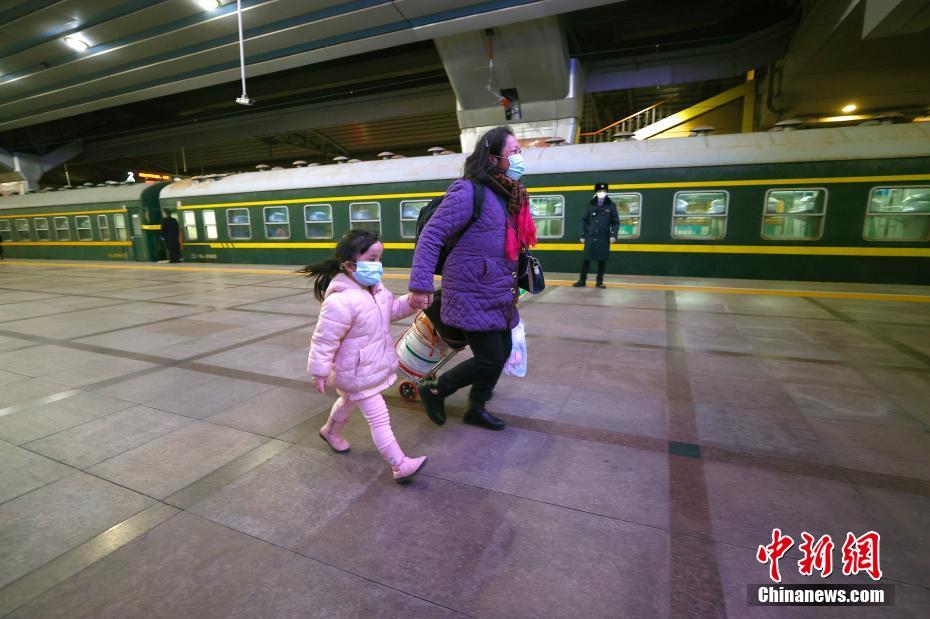 2021春运开启 北京站发出首班列车