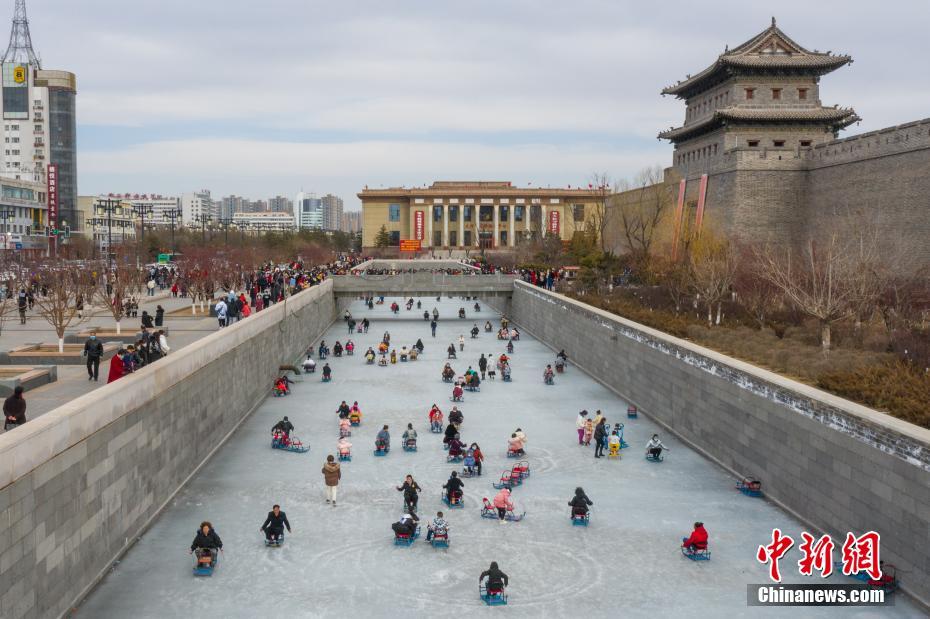 山西大同：护城河成天然冰场 民众享冰上乐趣