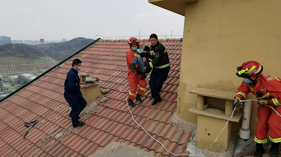 北京石景山区消防救援支队成功救下跳楼女子