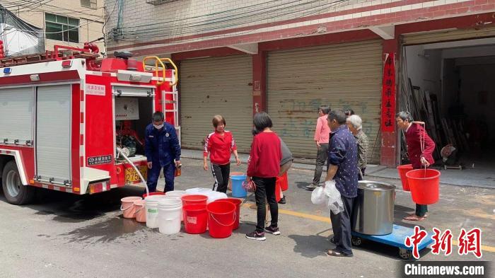 广东多地干燥少雨 消防员抗旱送水解民众用水荒