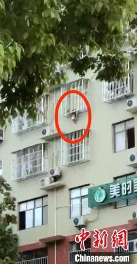 湖北咸宁：女童头部被卡身体悬空 众人联合施救