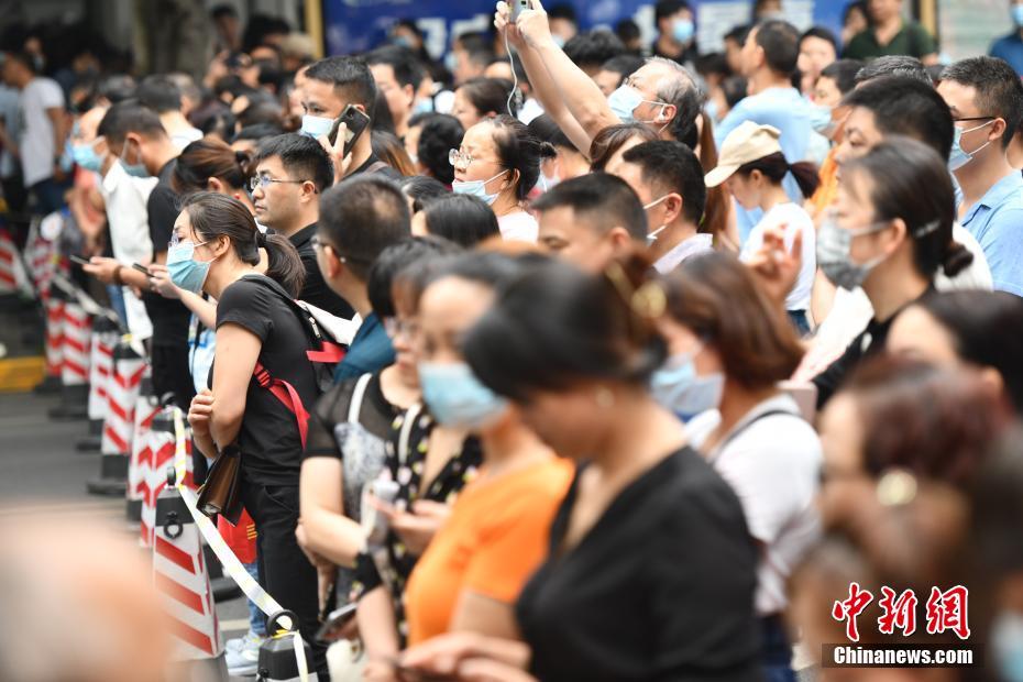 2021年中国高考拉开序幕 1078万名考生赶赴考场