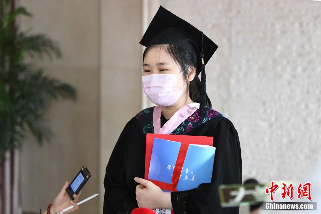 那个画“抗癌漫画”的女孩，在医院迎来大学毕业典礼