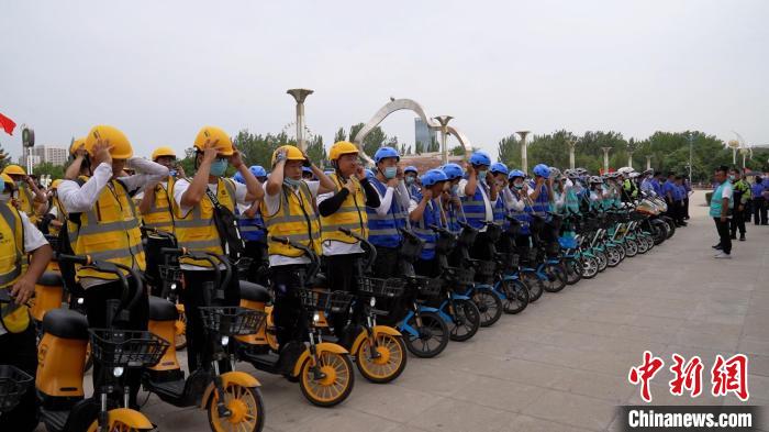 宁夏银川为共享单车配备安全头盔 可扫码免费使用