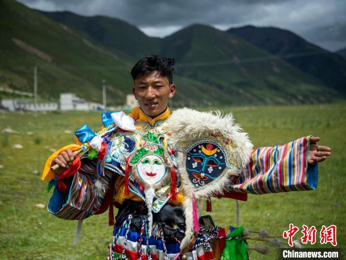 走进西藏高原感受藏族古老歌舞魅力