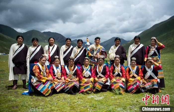 走进西藏高原感受藏族古老歌舞魅力