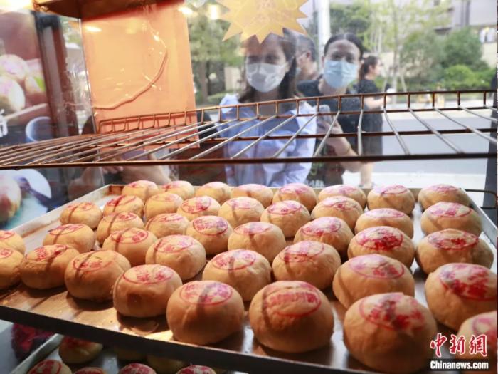 上海鲜肉月饼排队图片